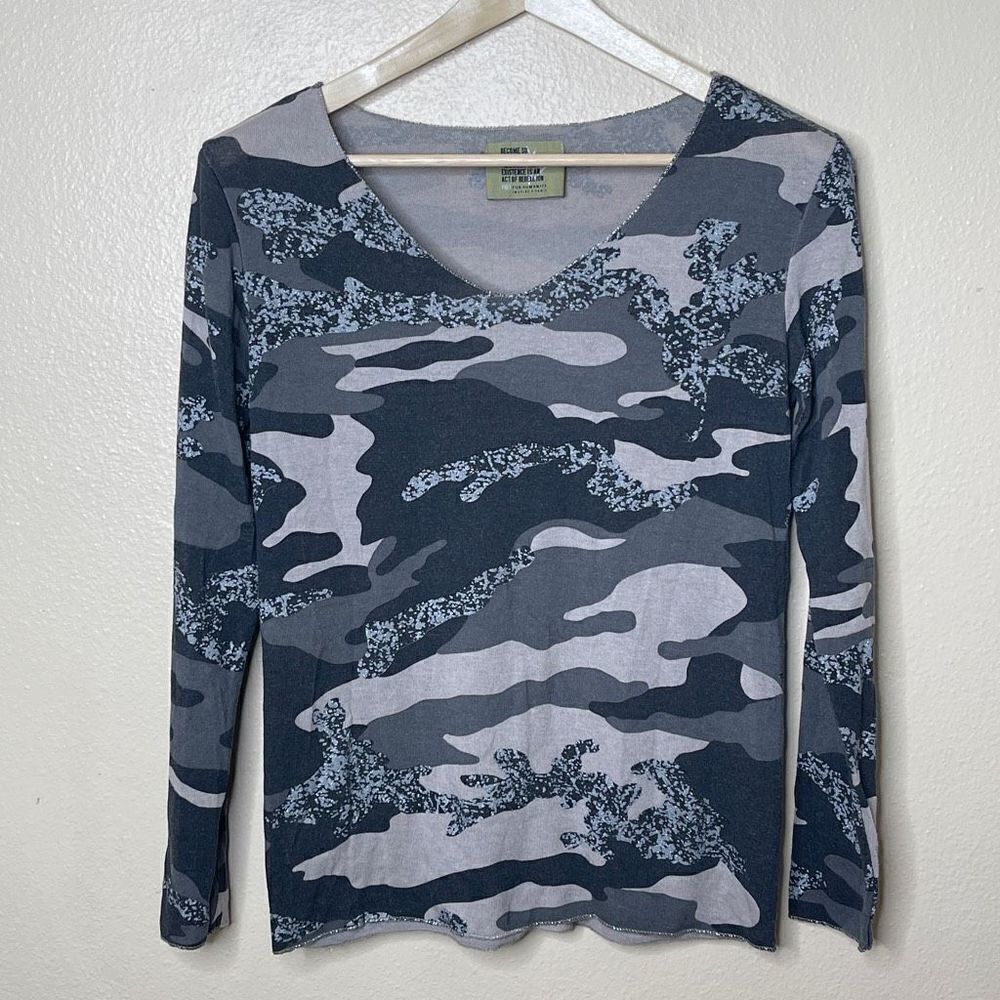 Free for humanity Shirt Women's Medium Camo Long Sleeve V-neck Lightweight